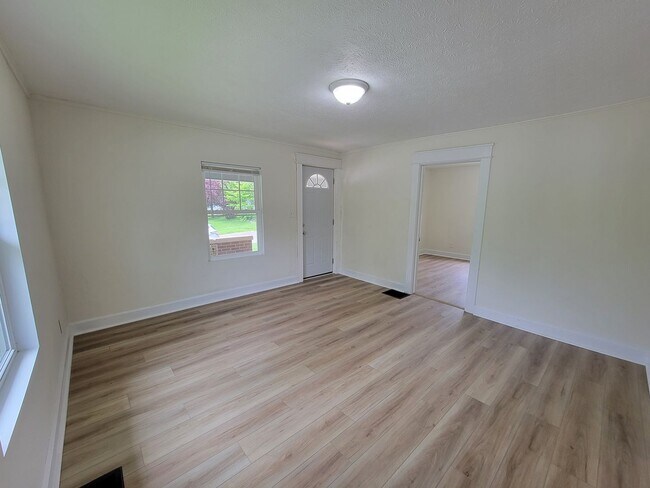 Building Photo - 3 Bedroom, 1 Bath, Section 8 Approved & Available Immediately