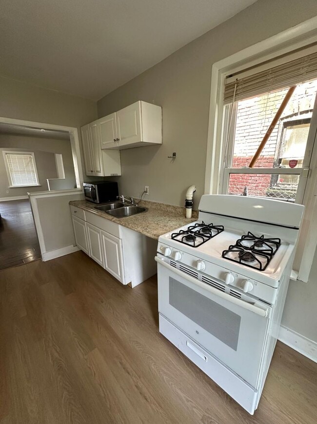 Building Photo - 3 Bedroom 1 bath