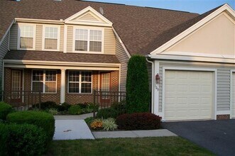 Building Photo - Beautiful 3 Bedroom Townhouse