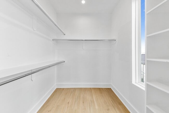Building Photo - 104 E 44th St