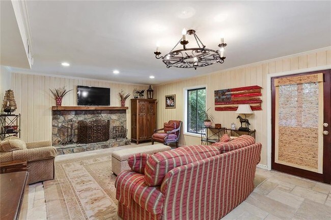 Building Photo - 586 Starlight Dr NE