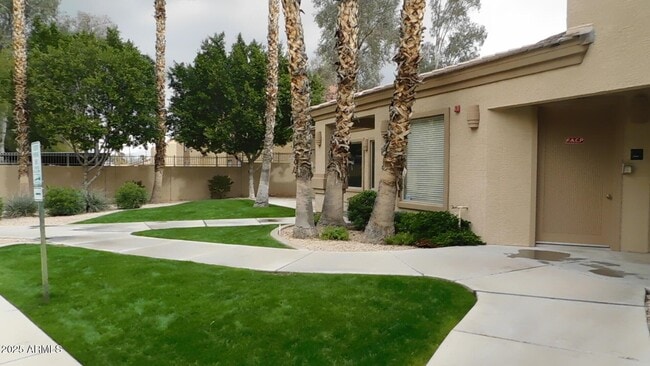 Building Photo - 920 E Devonshire Ave