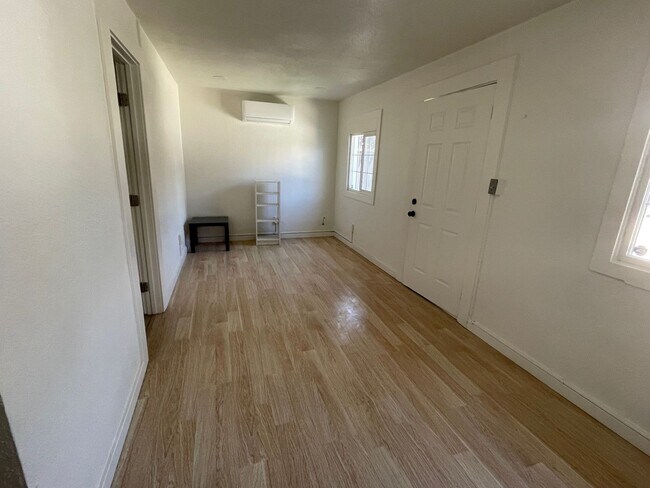 Building Photo - Beautifully maintained detached house with A/C, parking, refrigerator, washer and dryer, private ...