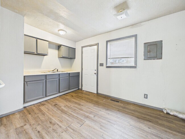 Building Photo - 2 Bedroom 1 bathroom Home