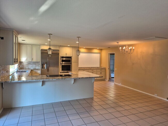 Building Photo - Beautiful  4 bedroom 2.5 bath with loft & Pool