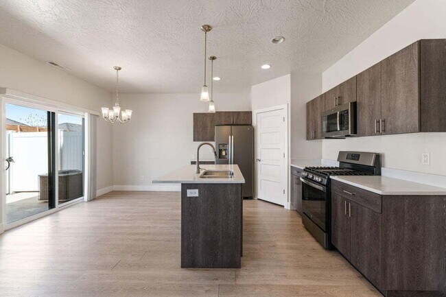 Building Photo - "Spacious 3-Bedroom Townhouse Retreat with...