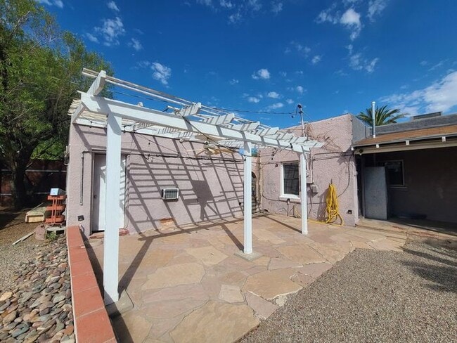 Building Photo - **Available NOW**