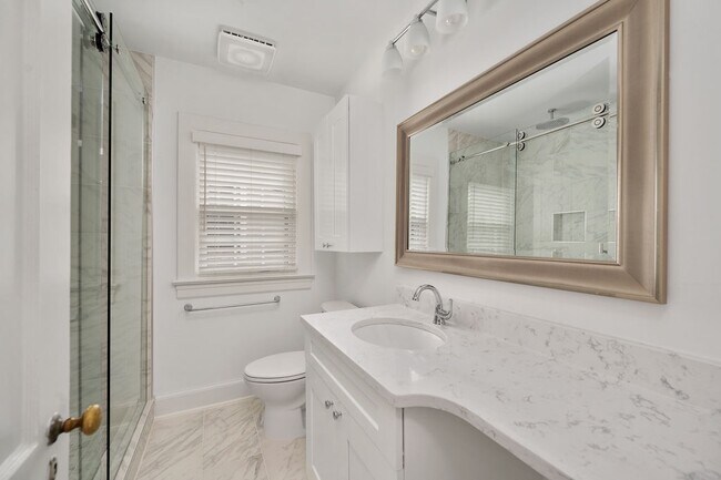 Building Photo - 819 Weedon St