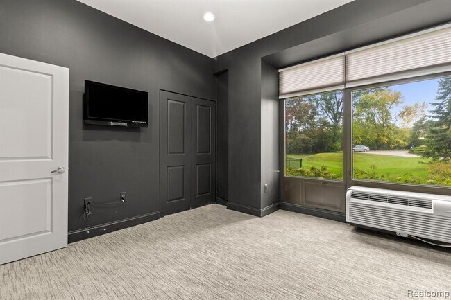 Building Photo - 1001 W Jefferson Ave