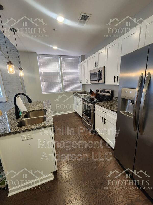 Building Photo - 214 N Main St