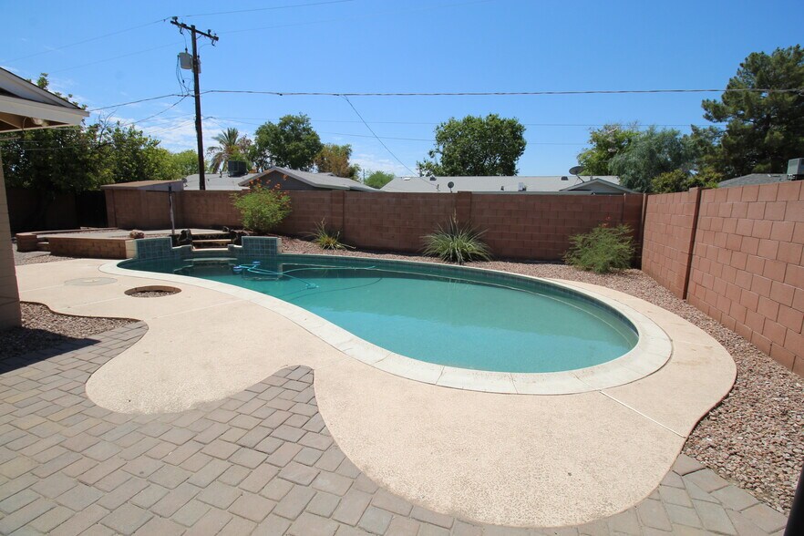 Building Photo - 735 E Granada Dr