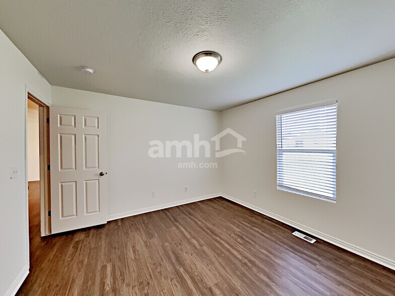 Building Photo - 4384 Maple Dr