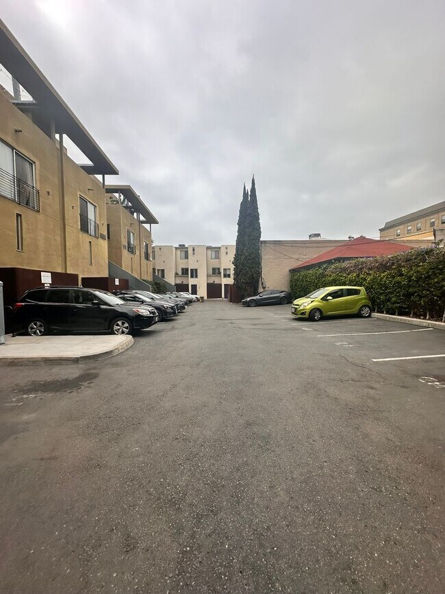 Building Photo - 988 G St