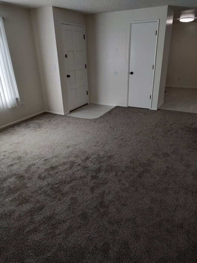 Building Photo - Available Sept. 1st.~ 3 bedroom and 1 bath...