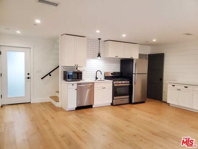 Building Photo - 11221 Hannum Ave