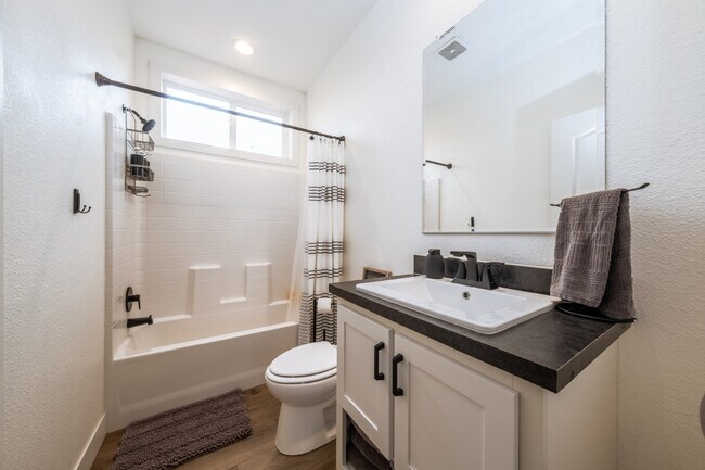 Building Photo - 523 W Vance Dr