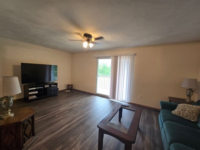 Building Photo - Beautiful 2 Bedroom Townhome - Only Steps ...