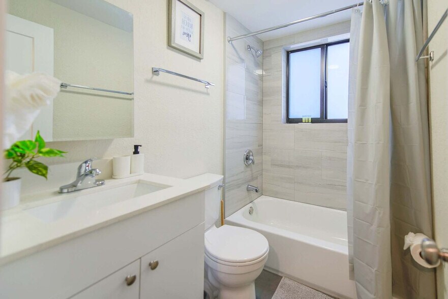 Building Photo - 700 SW 11th Ave