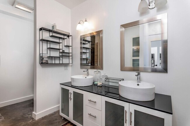 Building Photo - 166 S Hayworth Ave