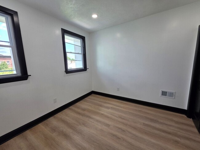 Building Photo - Fully Remodeled 3 bedroom 1 bathroom House for Rent in the South Side !