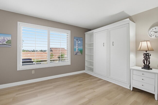 Building Photo - $3,200 - Charming 2-Bedroom + Optional 3rd Bedroom/Office Condo in Desirable Oaks North 55+ Commu...