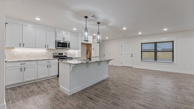 Building Photo - "Charming 3-Bedroom Retreat with Granite Finishes & Cozy Fireplace in Farmington!"