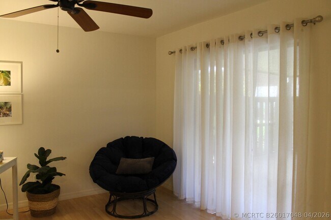 Building Photo - 301 SE Castle Ct