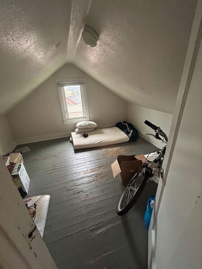 Building Photo - PRELEASE: Spacious 5+ bdrm/2 bath in York Neighborhood