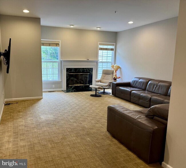 Building Photo - 240 Torrey Pine Ct