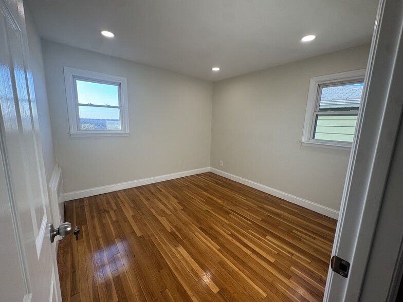 Building Photo - 646 Fairview Ave