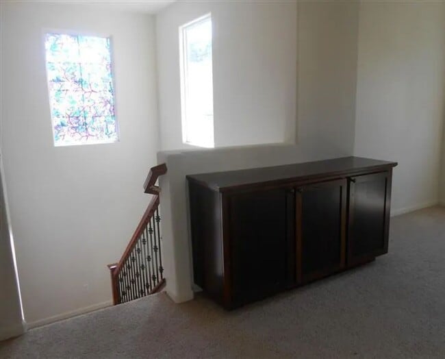 Building Photo - Cozy Townhouse