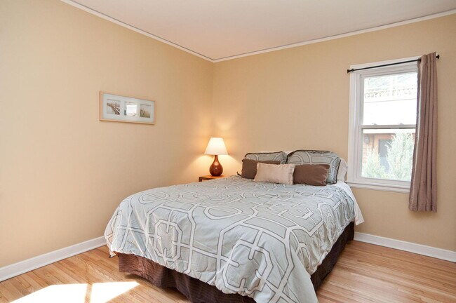 Building Photo - Spacious 3-Bedroom Duplex with Garage and 2 bathrooms in Minneapolis!