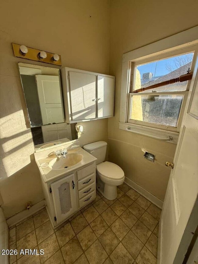 Building Photo - 1014 E 14th St