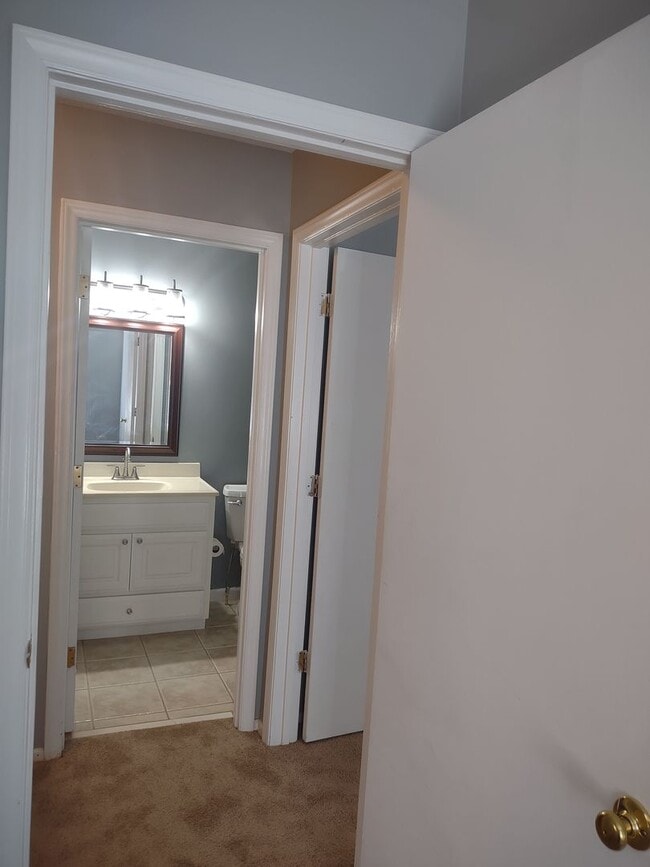 Building Photo - Fabulous Upgraded Three Bedroom/Two Bath Townhome - Walking Distance to Lexington Medical Center