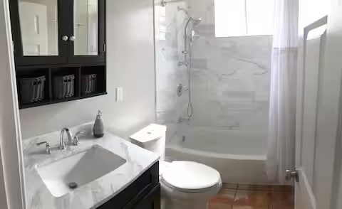 Bath 1 - 11456 Mclaren St