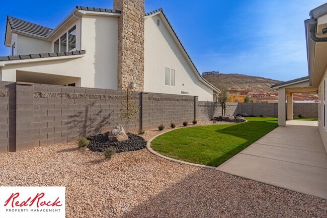 Building Photo - 7 Bedroom Home with 5 Car Garage