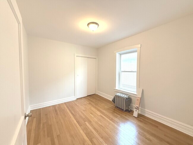 Building Photo - 4819 W Addison St