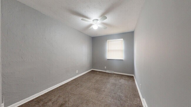 Building Photo - Elyria - updated 2 bedroom/1 bath townhouse.
