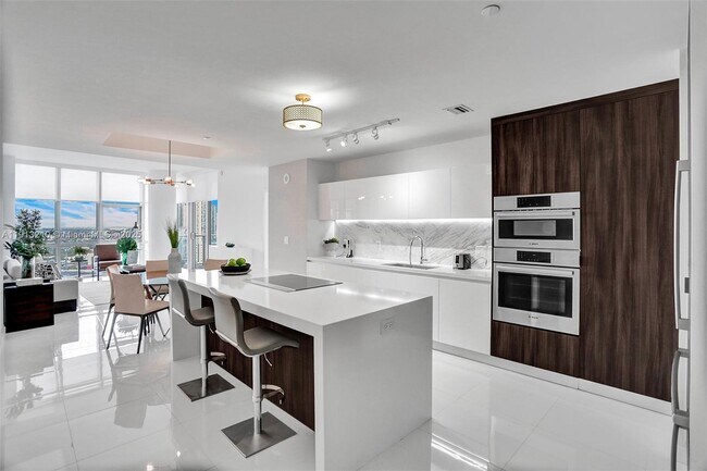 Primary Photo - 851 NE 1st Ave