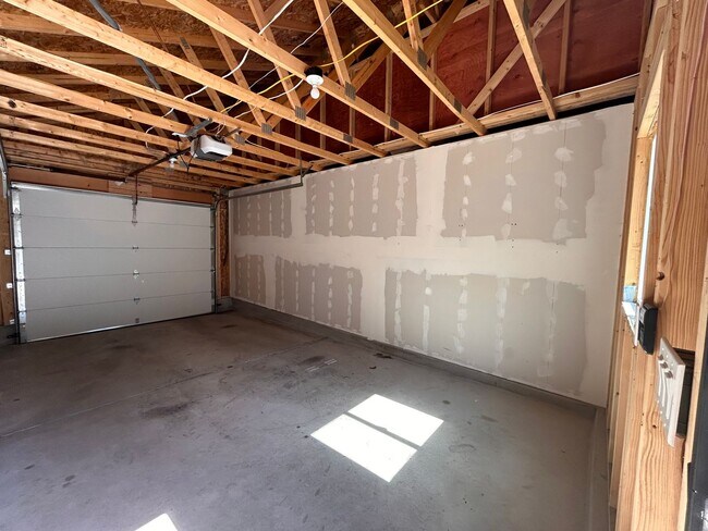 Building Photo - $0 DEPOSIT OPTION. CHARMING 2BED/1BATH DUPLEX NEAR SLOAN LAKE!!