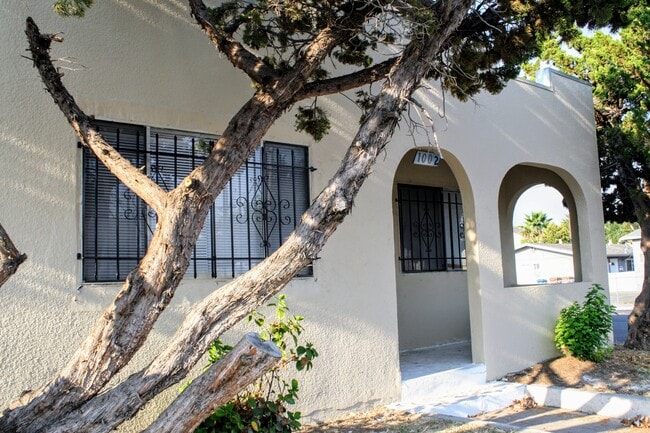 Building Photo - 1002 W 4th St