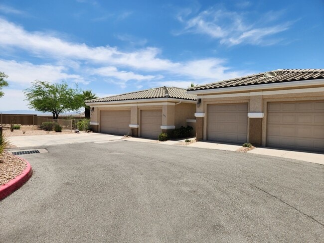 Building Photo - SINGLE STORY TOWNHOME-JUST REMODELED