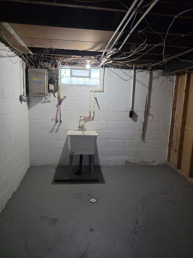 Building Photo - 3 Bedroom Updated Single Family Home