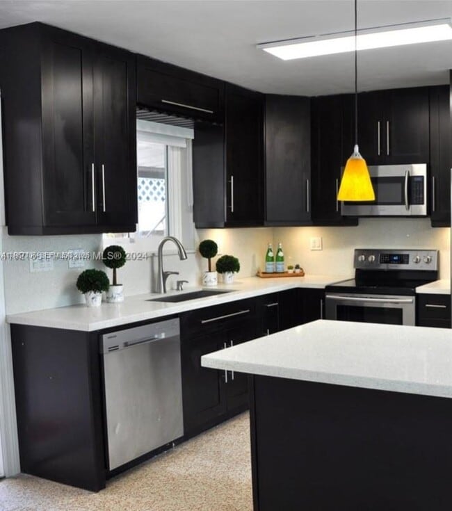 Building Photo - 2401 SW 31st Ave