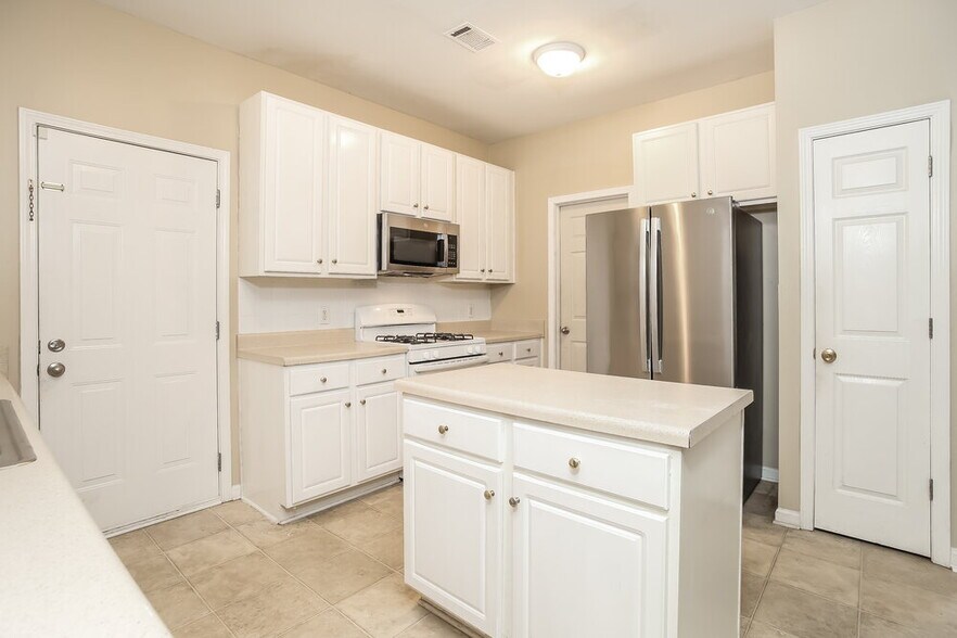 Building Photo - 5111 Staplehurst Ln