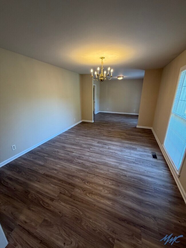 Building Photo - 1600 Parklawn Dr
