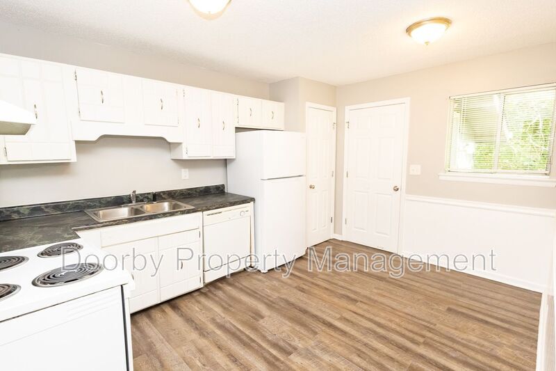 Building Photo - 901 Forest Dale Ln