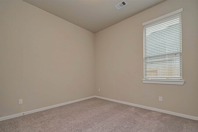 Building Photo - 348 Rise Ln