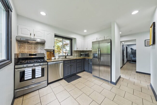 Building Photo - 38369 N Manor Ave