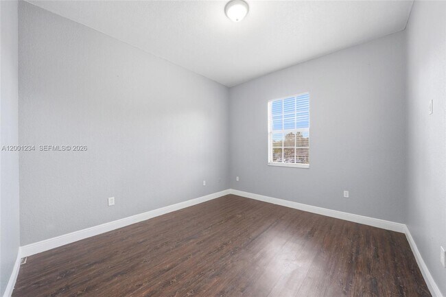 Building Photo - 902 SW 8th Pl